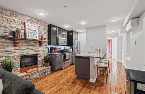 Rittenhouse Row Apartment | Beautiful 1BD With Balcony
