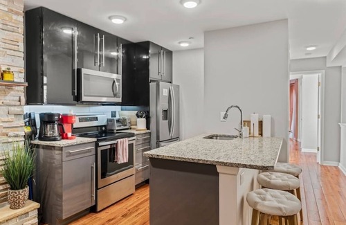 Rittenhouse Row Apartment | Beautiful 1BD With Balcony