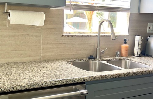 Mid-Wilshire Apartment | Beautiful 1BR, Central Location. Parking and Patio