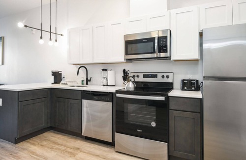 Elizabeth Apartment | Beautiful 1BR Close to Airport 5755