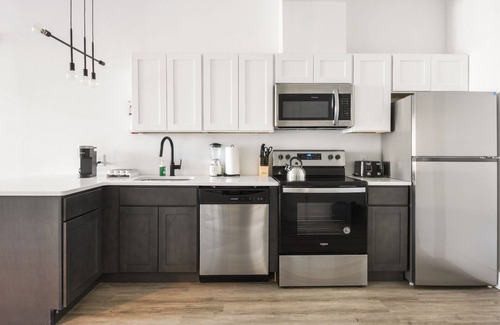 Elizabeth Apartment | Beautiful 1BR Close to Airport 5755