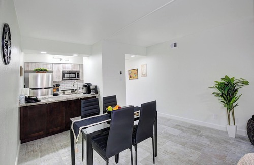 South Scottsdale Condo | Beautiful 1st floor poolside 2-bedroom condo 5 min walk to Old Town Scottsdale.