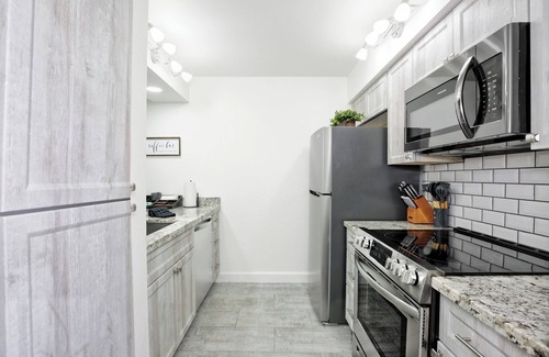 South Scottsdale Condo | Beautiful 1st floor poolside 2-bedroom condo 5 min walk to Old Town Scottsdale.