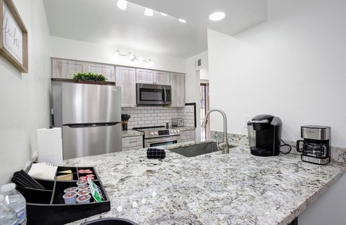 South Scottsdale Condo | Beautiful 1st floor poolside 2-bedroom condo 5 min walk to Old Town Scottsdale.