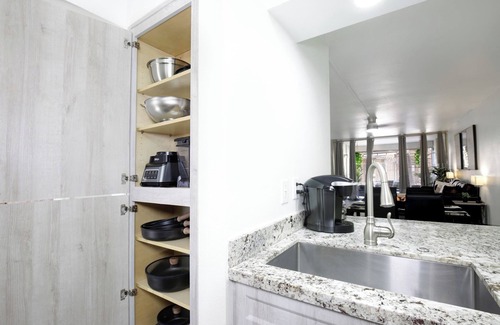 South Scottsdale Condo | Beautiful 1st floor poolside 2-bedroom condo 5 min walk to Old Town Scottsdale.