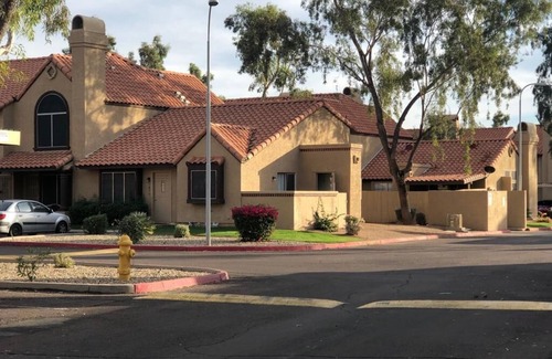 Maryvale House | Beautiful 2 bdrm townhouse w/pool in Glendale AZ