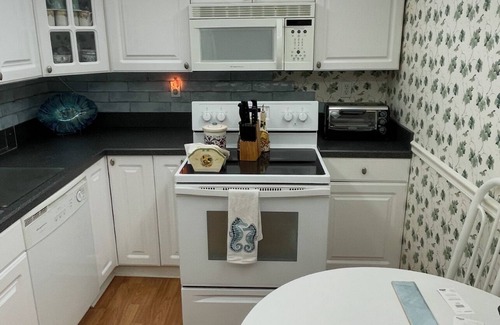 Island Estate Condo | Beautiful 2 bedroom 2 bath condo on Clearwater Beach close to beach!