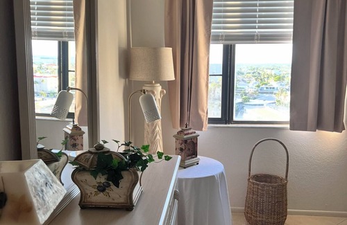 Island Estate Condo | Beautiful 2 bedroom 2 bath condo on Clearwater Beach close to beach!