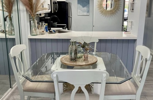 Park Shore Condo | Beautiful 2 bed 2 bath unit centrally located in Naples