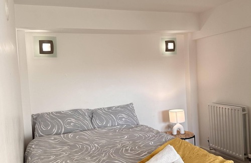Woolwich Apartment | Beautiful 2-Bed Apartment in London