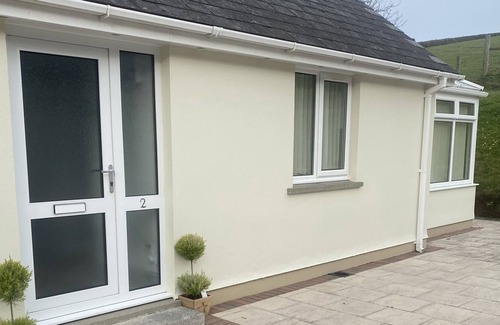 Laugharne House | Beautiful 2 bed Bungalow in the countryside, 5 min from beach