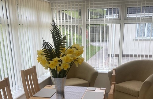 Laugharne House | Beautiful 2 bed Bungalow in the countryside, 5 min from beach
