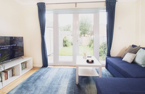 Bletchley House | Beautiful 2 Bed House with Parking, WIFI, Netflix, Garden