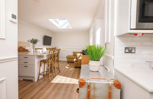 York House | Beautiful 2 bed home on quiet cobblestone lane