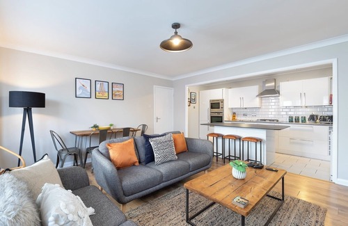 Kemptown Apartment | Beautiful 2 Bed property with parking by the sea