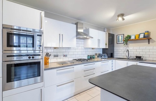 Kemptown Apartment | Beautiful 2 Bed property with parking by the sea