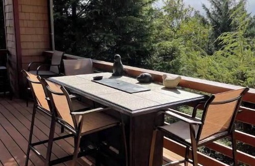 Oregon Coast House | Beautiful 2 bedroom w Deck& Hot Tub/Lower Level