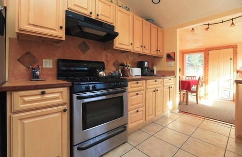 Kenilworth House | Beautiful 2 bedroom, 1 1/2 bath minutes to hospital and downtown