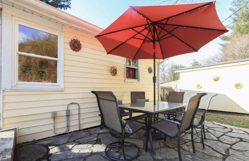 Kenilworth House | Beautiful 2 bedroom, 1 1/2 bath minutes to hospital and downtown