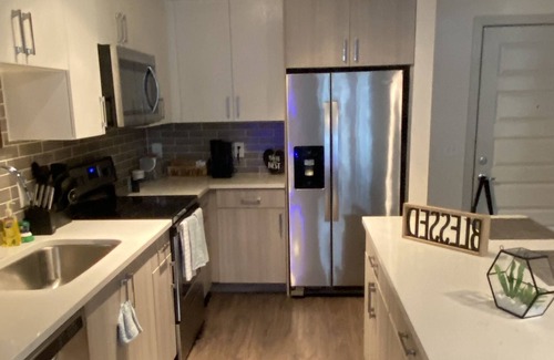East Side Apartment | Beautiful 2 bedroom 2 bathroom with free parking