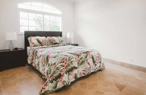 Portlock House | Beautiful 2 Bedroom/2 Bath/Sleeps 6
