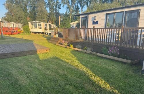Great Houghton Other | Beautiful 2 bedroom caravan on Billing Aquadrome