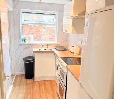 Hull Apartment | Beautiful 2 bedroom fully equipped property 5-G WiFi, smart TV