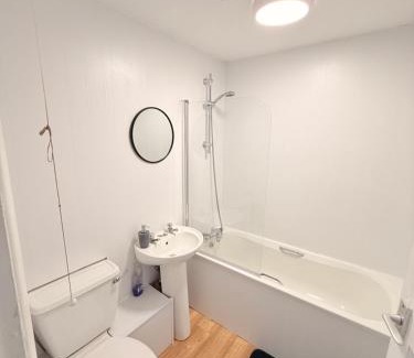 Hull Apartment | Beautiful 2 bedroom fully equipped property 5-G WiFi, smart TV