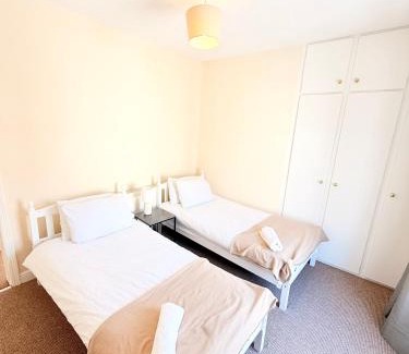 Hull Apartment | Beautiful 2 bedroom fully equipped property 5-G WiFi, smart TV