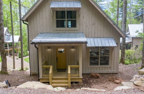 Highlands Cottage | Beautiful 2-bedroom, sleeps 6, modern mountain chic cottage - July Pippin