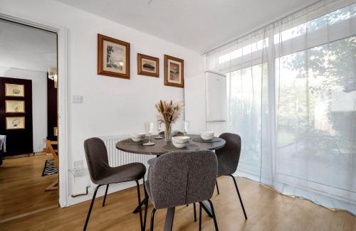 Edgbaston House | Beautiful 2 bedroom, two-storey house with garden, close to city centre