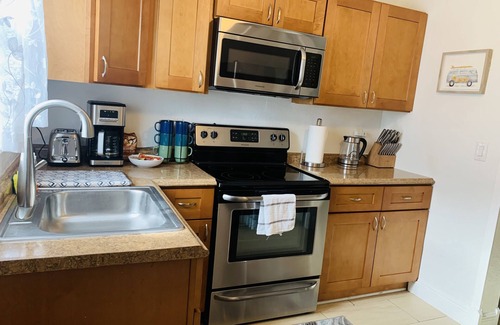 Dania Beach Apartment | Beautiful 2 - Bedroom Rental Unit near the Beach