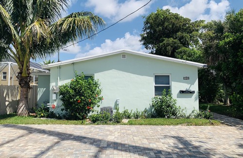 Dania Beach Apartment | Beautiful 2 - Bedroom Rental Unit near the Beach