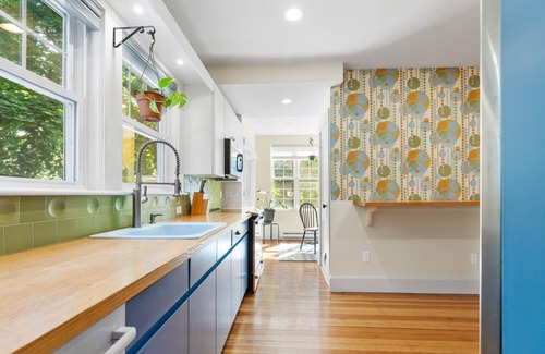 Watertown Condo | Beautiful 2-bedroom with parking close to Cambridge/Watertown line