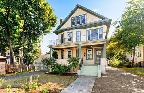 Watertown Condo | Beautiful 2-bedroom with parking close to Cambridge/Watertown line