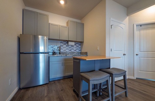 Monument Apartment | Beautiful 2 BR. Lake Side home pvt entrance. Walkout to Monument Lake. Sleeps 6