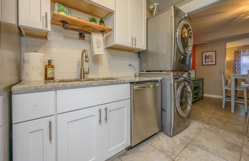 Northeast Virginia Beach House | Beautiful 2 Story Townhouse *1 mile to Oceanfront/0.5 mile to convention center