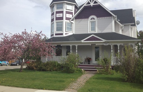 Okotoks Bed & Breakfast | Beautiful 2 Storey Victorian Bed & Breakfast