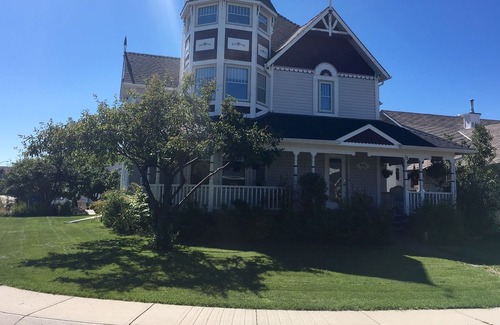 Okotoks Bed & Breakfast | Beautiful 2 Storey Victorian Bed & Breakfast