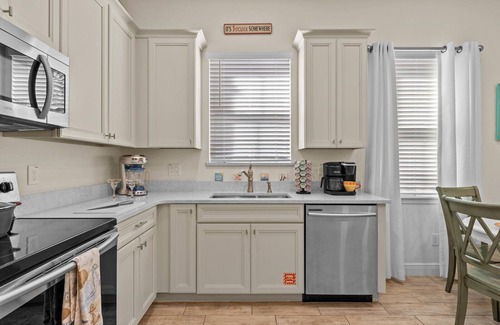 West Kissimmee Cottage | Beautiful 2BD Cottage w/spa near Disney Theme Parks