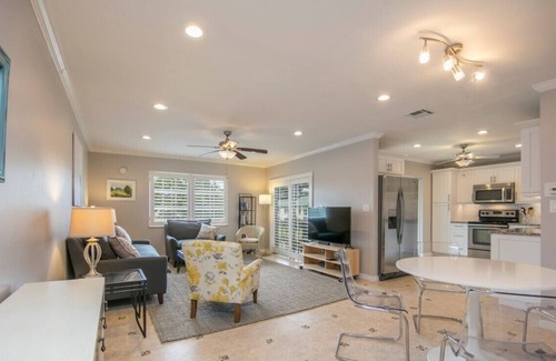 Pine Woods Condo | BEAUTIFUL - 2BEDROOM/2BATH - NAPLES BATH AND TENNIS CONDO