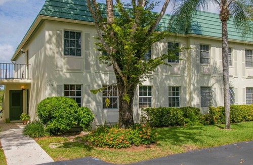 Pine Woods Condo | BEAUTIFUL - 2BEDROOM/2BATH - NAPLES BATH AND TENNIS CONDO