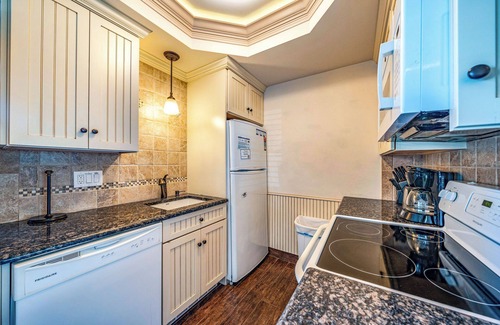North End Condo | Beautiful 2BR/2BA Condo w/Pool-Sleeps 8 & Only 2 Blocks to Ocean City Beach!
