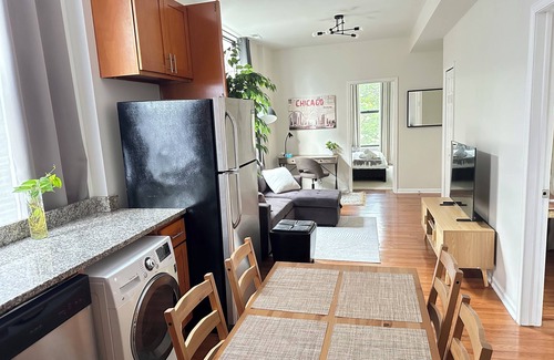West Town Apartment | Beautiful 2BR apartment in vibrant West Town, close to FultonMarket and Downtown