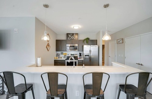 Newark Apartment | Beautiful 2BR Apt/EWR Airport/King/Free Parking