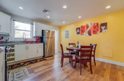 Lake Ridge Apartment | Beautiful 2BR House/1 Gbps/Office Desk+Chair