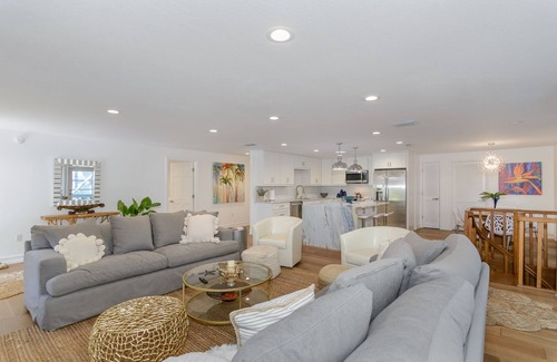 Tarpon Springs House | Beautiful 3/2 w/pool 5 min to beach ! Discount p/mo if affected by Hurricanes