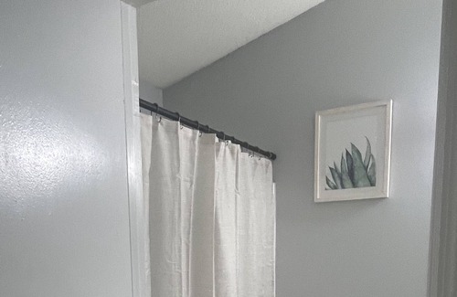 Florida Ridge House | Beautiful 3/2 with screen-in porch 10 minutes away from the beach.