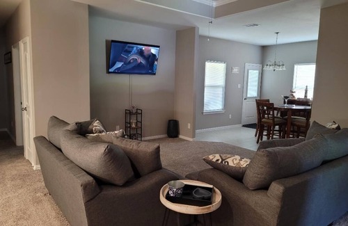 Texas City House | Beautiful 3 Bed 2.5 bath home with long drive way