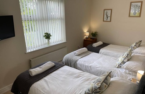 Huyton Apartment | Beautiful 3 Bed, 2 Bath Apartment in Liverpool, Sleeps 7